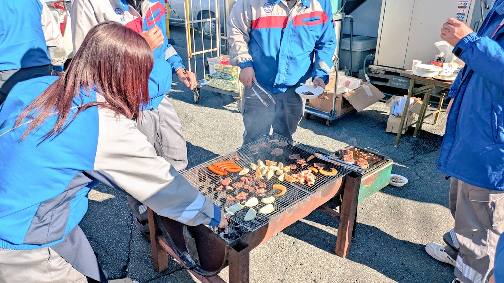 仲の良く食事する社員達